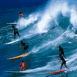 Surfeurs sur les vagues
