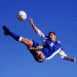Footballeur en plein tir a�rien