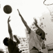 Deux basketteurs (noir et blanc)