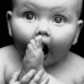 B�b� su�ant son orteil