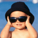 B�b� avec chapeau et lunettes solaires