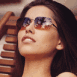 Jeune femme brune avec lunettes de soleil