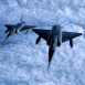 Deux avions de combat au-dessus des nuages
