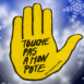 Main SOS racisme et flocons en fond