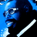 Barry White souriant sur fond bleu