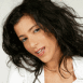Femme brune souriante de face
