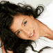 Femme brune � plat ventre se tenant les cheveux