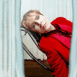 Duran Duran en rouge allong� sur une chaise