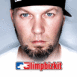 Limp Bizkit en gros plan avec barbe et casquette