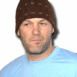 Limp Bizkit de face en t-shirt bleu et bonnet marron