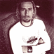 Nickelback, Chad Kroeger les bras crois�s en t-shirt blanc