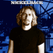 Nickelback, Chad Kroeger debout en t-shirt noir