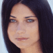 Femme brune aux cheveux longs