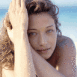 Femme bras crois�s devant visage