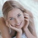 Femme souriante appuy�e sur ses paumes