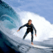 Surfeur sur vague avec rocher en arri�re plan-plan large