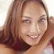 Femme souriante aux yeux bleus