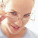 Femme � lunettes