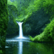Cascade sur un lac