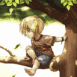 Petit gar�on assis sur une branche
