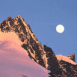 Lune au dessus de la montagne glac�e
