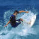 Surfeur assis sur une vague