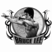 Bruce Lee brandissant son nunchaku