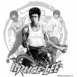 Bruce Lee portant son nunchaku dans le dos